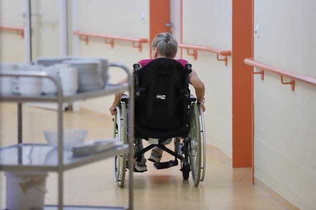 Sachsen-Anhalt, Deutschland, 14.08.2026: Eine alte Frau fährt in einem Rollstuhl durch ein Pflegeheim *** Saxony-Anhalt, Germany, August 14, 2026 An elderly woman is being pushed in a wheelchair through a nursing home Copyright: xdtsxNachrichtenagenturx dts_130147