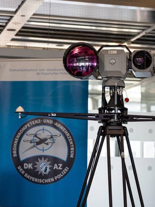 Drohnendetektion und -abwehr der Bayerischen Polizei, Flughafen Nürnberg, 14.08.2026 Ein Sensorsystem zur Aufklärung von Drohnen des Drohnenkompetenz- und -abwehrzentrums der Bayerischen Polizei steht auf einem Stativ. Die Polizei informiert über die Möglichkeiten zur Drohnendetektion und -abwehr sowie den geplanten Ausbau von Technik und Personal. Nürnberg Flughafen Bayern Deutschland *** Drone Detection and Defense by the Bavarian Police, Nuremberg Airport, August 14, 2026 A sensor system for drone reconnaissance from the Bavarian Police’s Drone Competence and Defense Center is mounted on a tripod. The police are providing information on drone detection and defense capabilities, as well as the planned expansion of technology and pers 20260814-1V9A7057-M4000