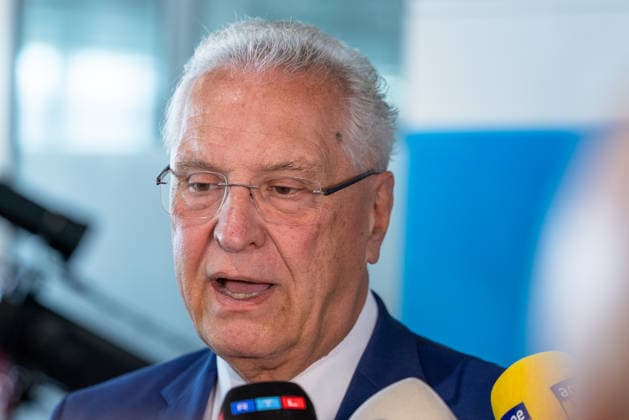 Innenminister Herrmann informiert über Drohnendetektion und -abwehr der Bayerischen Polizei, Flughafen Nürnberg, 14.08.2026 Bayerns Innenminister Joachim Herrmann informiert Journalisten über die Möglichkeiten der Bayerischen Polizei zur Drohnendetektion und -abwehr am Flughafen Nürnberg. Technische Ausstattung und personelle Ressourcen sollen ausgebaut und die Grenzpolizeiinspektion verstärkt werden. Nürnberg Flughafen Bayern Deutschland *** Minister of the Interior Herrmann Provides Information on the Bavarian Police’s Drone Detection and Defense Capabilities, Nuremberg Airport, August 14, 2026 Bavarian Interior Minister Joachim Herrmann briefs journalists on the Bavarian Police’s capabilities for drone detection and defense at Nur 20260814-1V9A7196-M4000