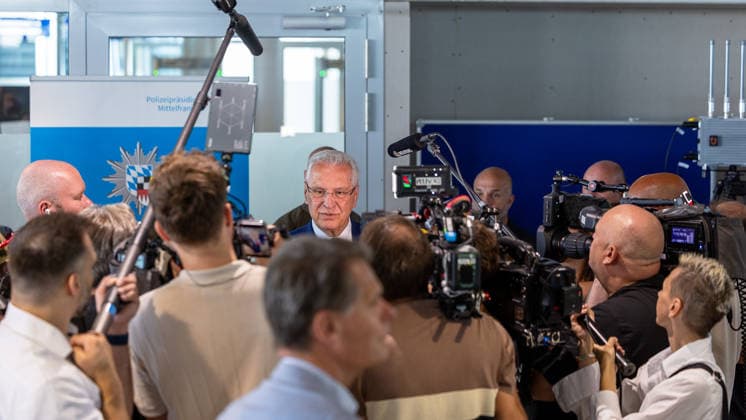 Innenminister Herrmann informiert über Drohnendetektion und -abwehr der Bayerischen Polizei, Flughafen Nürnberg, 14.08.2026 Bayerns Innenminister Joachim Herrmann stellt sich beim Pressetermin des Polizeipräsidiums Mittelfranken den Fragen von Journalisten. Thema ist die Drohnendetektion und -abwehr der Bayerischen Polizei sowie der geplante Ausbau technischer Ausstattung und personeller Ressourcen bei der Grenzpolizeiinspektion. Nürnberg Flughafen Bayern Deutschland *** Interior Minister Herrmann Provides Information on Drone Detection and Countermeasures by the Bavarian Police, Nuremberg Airport, August 14, 2026 Bavaria’s Interior Minister Joachim Herrmann answers questions from journalists at a press conference held by the Middle Fra 20260814-1V9A7208-M4000