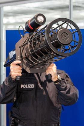 Drohnendetektion und -abwehr der Bayerischen Polizei, Flughafen Nürnberg, 14.08.2026 Ein Polizeibeamter demonstriert das tragbare, schultergestützte Störsender-System Counter UAV Jammer HP 47+ PRO V7 zur Drohnendetektion und -abwehr. Das Gerät wird wie ein Rohrsystem auf der Schulter gehalten und zielgerichtet ausgerichtet. Nürnberg Flughafen Bayern Deutschland *** Drone Detection and Defense by the Bavarian Police, Nuremberg Airport, August 14, 2026 A police officer demonstrates the portable, shoulder-mounted Counter UAV Jammer HP 47 PRO V7 system for drone detection and defense. The device is held on the shoulder like a tube and aimed at the target. Nuremberg Airport, Bavaria, Germany 20260814-286A5443-M4000