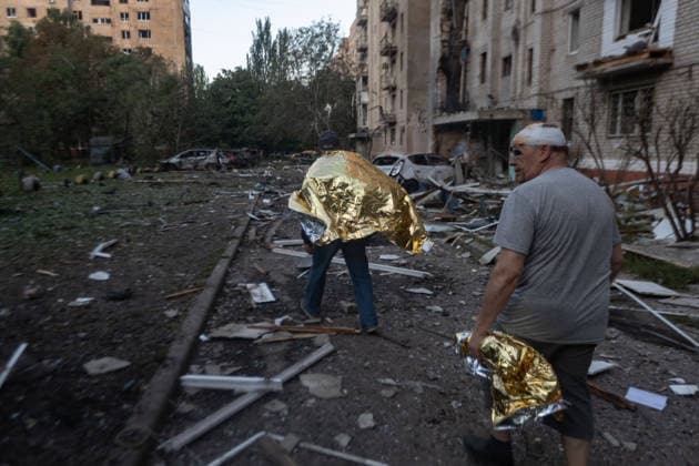 Aftermath of a Russian airstrike in Kramatorsk KRAMATORSK, UKRAINE - AUGUST 14: Two residents wrapped in emergency blankets walk through a destroyed residential area following a Russian airstrike in Kramatorsk, Ukraine, on August 14, 2026. Francisco Richart Anadolu Kramatorsk Ukraine. Editorial use only. Please get in touch for any other usage.  Copyright: x2026xAnadoluxFranciscoxRichartx