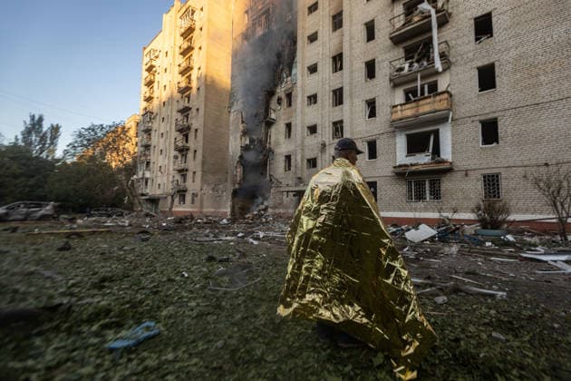 Aftermath of a Russian airstrike in Kramatorsk KRAMATORSK, UKRAINE - AUGUST 14: A resident wrapped in an emergency blanket stands in front of a burning and destroyed building following a Russian airstrike in Kramatorsk, Ukraine, on August 14, 2026. Francisco Richart Anadolu Kramatorsk Ukraine. Editorial use only. Please get in touch for any other usage.  Copyright: x2026xAnadoluxFranciscoxRichartx