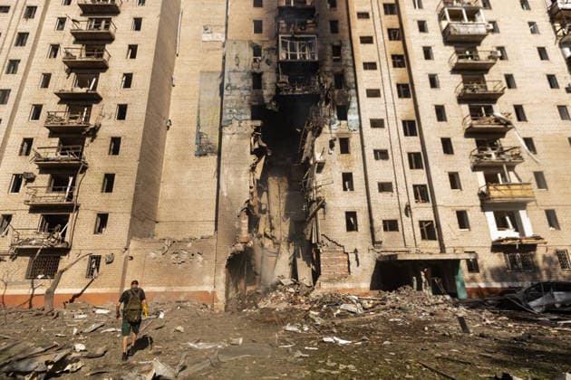 Aftermath of a Russian airstrike in Kramatorsk KRAMATORSK, UKRAINE - AUGUST 14: A resident with a crutch walks past a destroyed and burning residential building following a Russian airstrike in Kramatorsk, Ukraine, on August 14, 2026. Francisco Richart Anadolu Kramatorsk Ukraine. Editorial use only. Please get in touch for any other usage.  Copyright: x2026xAnadoluxFranciscoxRichartx