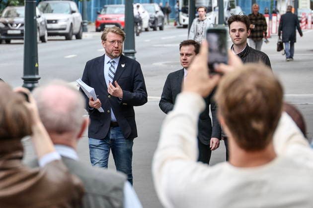 RUSSIA, MOSCOW - AUGUST 14, 2026: Yabloko Party Chairman Nikolai Rybakov (L back) arrives at the building of the Supreme Court of Russia to file an appeal against the court s ruling which deregistered the party before the 2026 Russian State Duma election. Sergei Bulkin TASS  96139203