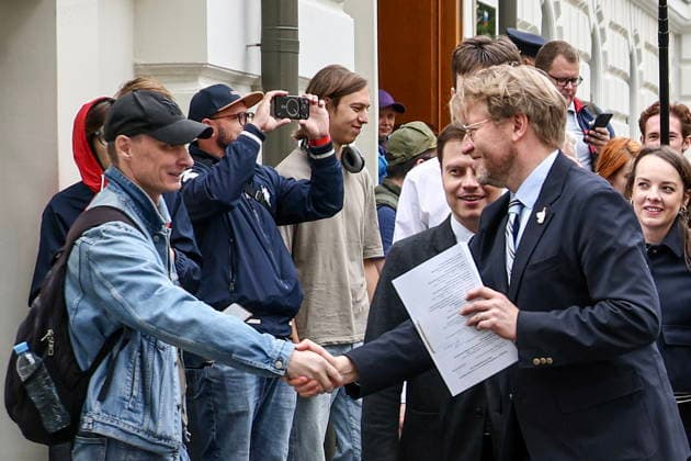 RUSSIA, MOSCOW - AUGUST 14, 2026: Yabloko Party Chairman Nikolai Rybakov (R) arrives at the building of the Supreme Court of Russia to file an appeal against the court s ruling which deregistered the party before the 2026 Russian State Duma election. Sergei Bulkin TASS  96139389
