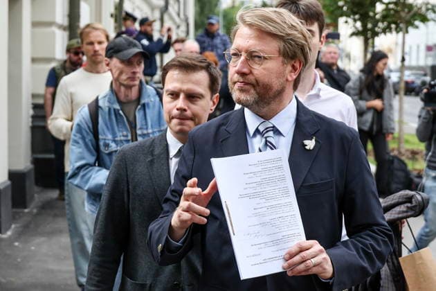 RUSSIA, MOSCOW - AUGUST 14, 2026: Yabloko Party Chairman Nikolai Rybakov arrives at the building of the Supreme Court of Russia to file an appeal against the court s ruling which deregistered the party before the 2026 Russian State Duma election. Sergei Bulkin TASS  96139390