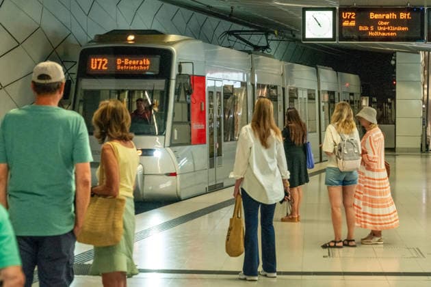 Heinrich Heine Allee subway station, subway line U72 pulling in, passengers on the platform, Düsseldorf, August 2026, Germany, Düsseldorf, August 2026, Heinrich Heine Allee subway station, subway line U72 heading toward Düsseldorf Benrath pulling in, passengers on the platform, public transit, city center, Deutschlandticket, NRW, North Rhine-Westphalia,