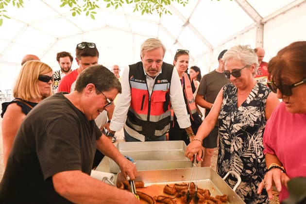 The spread of the Huesca wildfire forces the evacuation of belongings from the Monastery of San Juan de la Pena. The president of Aragón, Jorge Azcón, has lunch with people evacuated due to a wildfire at the Ayerbe sports center on August 14, 2026, in Las Penas de Riglos, Hoya de Huesca, Huesca, Aragon, Spain. The fire that broke out at 12:37 p.m. this Monday in Las Penas de Riglos, Huesca, has already burned more than 9,000 hectares and forced the preventive evacuation of sixteen towns and a total of 830 people. This Thursday, the flames surrounded the old monastery of San Juan de la Pena, though they did not damage the structure. Early this morning, the regional government issued an evacuation order for four more municipalities, in addit  Copyright: xRamonxCometx 7714144