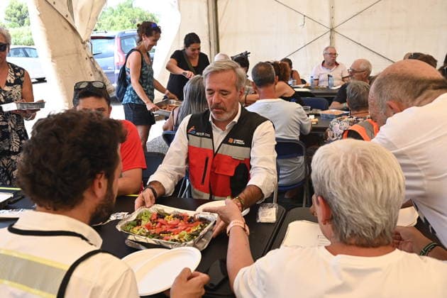 The spread of the Huesca wildfire forces the evacuation of belongings from the Monastery of San Juan de la Pena. The president of Aragón, Jorge Azcón, has lunch with people evacuated due to a wildfire at the Ayerbe sports center on August 14, 2026, in Las Penas de Riglos, Hoya de Huesca, Huesca, Aragon, Spain. The fire that broke out at 12:37 p.m. this Monday in Las Penas de Riglos, Huesca, has already burned more than 9,000 hectares and forced the preventive evacuation of sixteen towns and a total of 830 people. This Thursday, the flames surrounded the old monastery of San Juan de la Pena, though they did not damage the structure. Early this morning, the regional government issued an evacuation order for four more municipalities, in addit  Copyright: xRamonxCometx 7714146