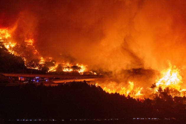 Omis, Croatia, 140826. A large fire broke out last night in Lokva Rogoznica and spread to the area above Omis. Houses and cars were burned. Traffic on the Adriatic Highway was disrupted, residents and tourists from the affected area were evacuated, and firefighters are on the ground extinguishing the fire, which is being made more difficult by strong winds. Photo: Tom Dubravec CROPIX Split CROATIA Copyright: xxTomxDubravecx xCROPIXx omis_pozar_td201-140826