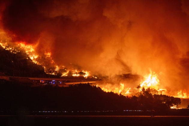 Omis, Croatia, 140826. A large fire broke out last night in Lokva Rogoznica and spread to the area above Omis. Houses and cars were burned. Traffic on the Adriatic Highway was disrupted, residents and tourists from the affected area were evacuated, and firefighters are on the ground extinguishing the fire, which is being made more difficult by strong winds. Photo: Tom Dubravec CROPIX Split CROATIA Copyright: xxTomxDubravecx xCROPIXx omis_pozar_td202-140826