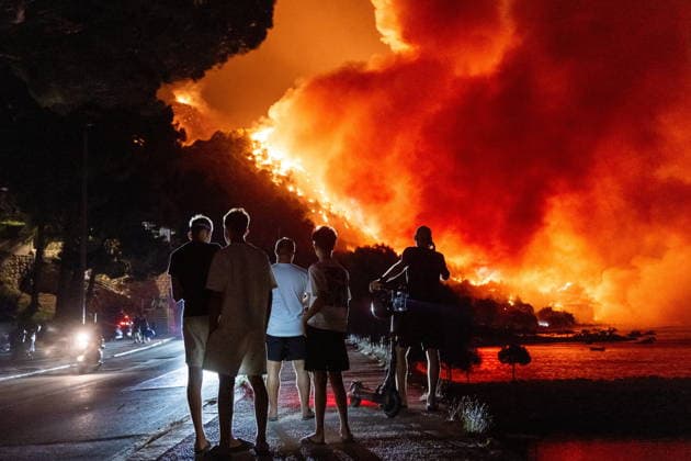Omis, Croatia, 140826. A large fire broke out last night in Lokva Rogoznica and spread to the area above Omis. Houses and cars were burned. Traffic on the Adriatic Highway was disrupted, residents and tourists from the affected area were evacuated, and firefighters are on the ground extinguishing the fire, which is being made more difficult by strong winds. Photo: Tom Dubravec CROPIX Split CROATIA Copyright: xxTomxDubravecx xCROPIXx omis_pozar_td212-140826