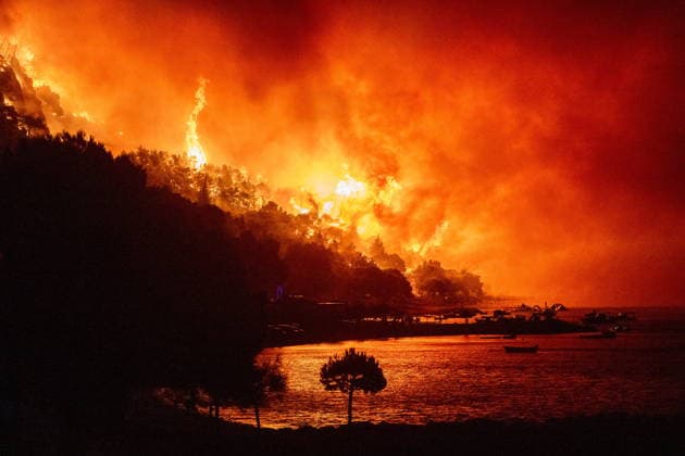 Omis, Croatia, 140826. A large fire broke out last night in Lokva Rogoznica and spread to the area above Omis. Houses and cars were burned. Traffic on the Adriatic Highway was disrupted, residents and tourists from the affected area were evacuated, and firefighters are on the ground extinguishing the fire, which is being made more difficult by strong winds. Photo: Tom Dubravec CROPIX Split CROATIA Copyright: xxTomxDubravecx xCROPIXx omis_pozar_td215-140826