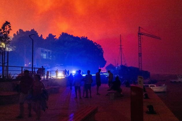 Omis, Croatia, 140826. A large fire broke out last night in Lokva Rogoznica and spread to the area above Omis. Houses and cars were burned. Traffic on the Adriatic Highway was disrupted, residents and tourists from the affected area were evacuated, and firefighters are on the ground extinguishing the fire, which is being made more difficult by strong winds. Photo: Tom Dubravec CROPIX Split CROATIA Copyright: xxTomxDubravecx xCROPIXx omis_pozar_td222-140826
