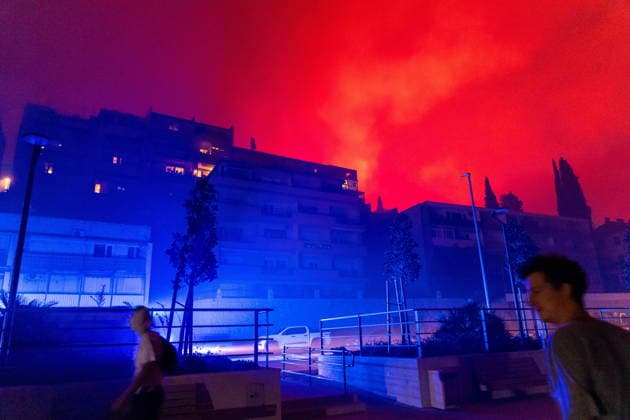 Omis, Croatia, 140826. A large fire broke out last night in Lokva Rogoznica and spread to the area above Omis. Houses and cars were burned. Traffic on the Adriatic Highway was disrupted, residents and tourists from the affected area were evacuated, and firefighters are on the ground extinguishing the fire, which is being made more difficult by strong winds. Photo: Tom Dubravec CROPIX Split CROATIA Copyright: xxTomxDubravecx xCROPIXx omis_pozar_td223-140826