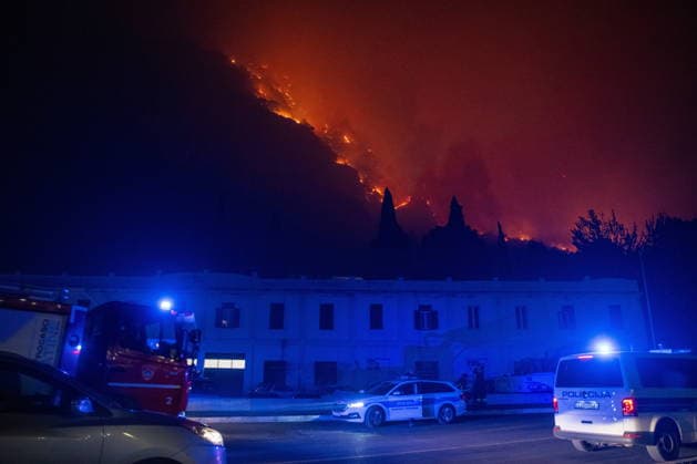 Omis, Croatia, 140826. A large fire broke out last night in Lokva Rogoznica and spread to the area above Omis. Houses and cars were burned. Traffic on the Adriatic Highway was disrupted, residents and tourists from the affected area were evacuated, and firefighters are on the ground extinguishing the fire, which is being made more difficult by strong winds. Photo: Tom Dubravec CROPIX Split CROATIA Copyright: xxTomxDubravecx xCROPIXx omis_pozar_td227-140826