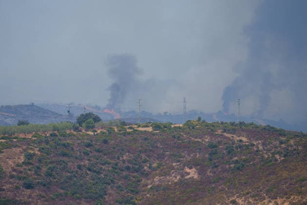 Aznalcóllar Watches with Fear as the Niebla Fire Spreads Images of the Niebla fire spreading in the municipality of Aznalcóllar August 14, 2026, in Aznalcóllar, Seville, Andalusia, Spain The Niebla fire in Huelva, which has been burning since August 6 and has affected more than 31,000 hectares, has entered the municipality of Aznalcóllar, Seville, via the Charcofrío area. This Friday, the situation worsened in the area; the fire crossed the road toward El Álamo and reached El Campillo and Madronalejo. August 14, 2026. Francisco J. Aznalcollar, Seville, Andalusia; Aznalcóllar, Seville, Andalusia, Spain  Copyright: xFranciscoxJ.xOlmox 7714165