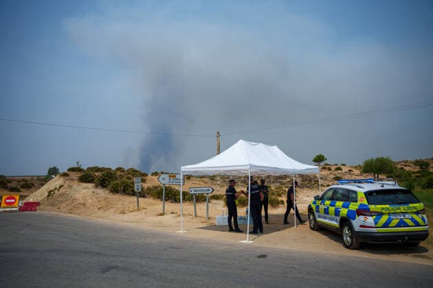 Aznalcóllar watches with fear as the Niebla fire spreads Roads cut off by the advancing Niebla fire in the municipality of Aznalcóllar August 14, 2026, in Aznalcóllar, Seville, Andalusia, Spain The Niebla, Huelva, wildfire—active since August 6 and having affected more than 31,000 hectares— has entered the municipality of Aznalcóllar, Seville, via the Charcofrío area. On Friday, the situation worsened in the area; the fire crossed the road toward El Álamo and reached El Campillo and Madronalejo. August 14, 2026. Francisco J. Aznalcollar, Seville, Andalusia; Aznalcóllar, Seville, Andalusia, Spain  Copyright: xFranciscoxJ.xOlmox 7714171