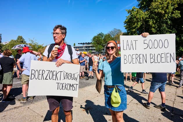 Farmers protest at the provincial government building in Den Bosch against the cabinet s nitrogen plans. S Hertogenbosch 14-08-26. A farmers protest is taking place at the provincial government building in Den Bosch against the cabinet s nitrogen plans and the revocation of permits for five farms. The province of Brabant is holding an extraordinary provincial council meeting today regarding the revocation of nitrogen permits for five poultry farmers located near vulnerable nature areas. NICO GARSTMAN CONTENT CURATION S Hertogenbosch NETHERLANDS  Copyright: xNICOxGARSTMANx xCONTENTxCURATIONx NICOxGARSTMANx xCONTENTxCURATIONx