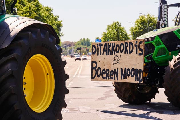 Farmers protest at the provincial government building in Den Bosch against the cabinet s nitrogen plans. S Hertogenbosch 14-08-26. A farmers protest is taking place at the provincial government building in Den Bosch against the cabinet s nitrogen plans and the revocation of permits for five farms. The province of Brabant is holding an extraordinary provincial council meeting today regarding the revocation of nitrogen permits for five poultry farmers located near vulnerable nature areas. NICO GARSTMAN CONTENT CURATION S Hertogenbosch NETHERLANDS  Copyright: xNICOxGARSTMANx xCONTENTxCURATIONx NICOxGARSTMANx xCONTENTxCURATIONx