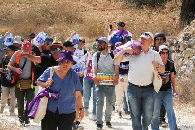 Peace Activists Blocked As Settlers Besiege Home in Qusra Village For Sixth Consecutive Day QUSRA, PALESTINE, Aug 14, 2026: For the sixth consecutive day, Israeli settlers have continued to besiege a Palestinian home in Qusra, a village in the occupied West Bank, restricting access to the property and leaving its occupants dependent on outside assistance for basic necessities. Israeli forces and Border Police have prevented Israeli and foreign peace activists from reaching the house, according to the photographer™s account. The activists have sought to break the siege and deliver water, food and medicine to the residents. The standoff in Qusra is part of a wider escalation of settler-related tensions and violence in the occupied West Bank Copyright: x xSalmanxMohsenxAlkhatibx xJNAxPressx