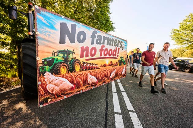 Farmers protest at the provincial government building in Den Bosch against the cabinet s nitrogen plans. S Hertogenbosch 14-08-26. A farmers protest is taking place at the provincial government building in Den Bosch against the cabinet s nitrogen plans and the revocation of permits for five farms. The province of Brabant is holding an extraordinary provincial council meeting today regarding the revocation of nitrogen permits for five poultry farmers located near vulnerable nature areas. NICO GARSTMAN CONTENT CURATION S Hertogenbosch NETHERLANDS  Copyright: xNICOxGARSTMANx xCONTENTxCURATIONx NICOxGARSTMANx xCONTENTxCURATIONx