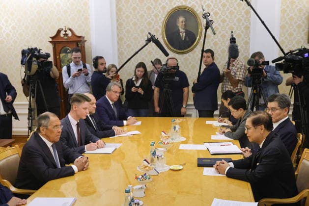 RUSSIA, MOSCOW - AUGUST 14, 2026: Russia s Minister of Foreign Affairs Sergei Lavrov (L) and Thailand s Minister of Foreign Affairs Sihasak Phuangketkeow (R) talk during a meeting at the Reception House of the Russian Ministry of Foreign Affairs. Vladimir Gerdo TASS  96141899