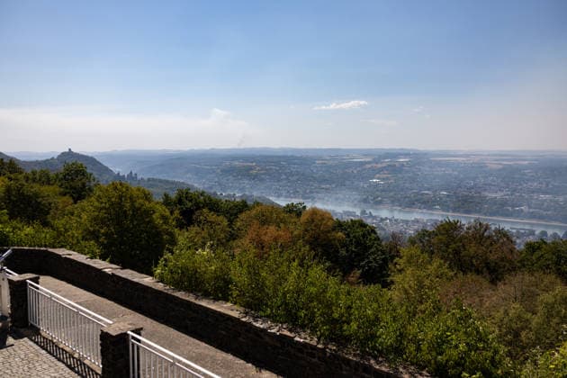 Blick vom Petersberg auf die Rauchwolken zweier Waldbrände Vom Petersberg in Königswinter bei Bonn aus zieht sich der Brandrauch des rund 63 Kilometer entfernten Waldbrands im Hürtgenwald (Kreis Düren, NRW) wie eine Nebelwolke über die Bonner Region. Vom rund 34 Kilometer entfernten Waldbrand bei Langscheid in der Vordereifel (Kreis Mayen-Koblenz, Rheinland-Pfalz) ist dagegen nur die Rauchsäule zu erkennen der dortige Brandrauch erreicht die Bonner Region nicht. Für Bonn und den Rhein-Sieg-Kreis gilt dennoch eine NINA-Gefahreninformation zu Brandrauch und Geruchsbelästigung. Königswinter Petersberg Nordrhein-Westfalen Deutschland *** View from Petersberg of the smoke plumes from two wildfires. From Petersberg in Königswinter ne Copyright: xMarcxJohnx