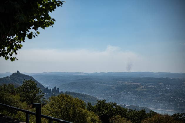 Blick vom Petersberg auf die Rauchwolken zweier Waldbrände Vom Petersberg in Königswinter bei Bonn aus zieht sich der Brandrauch des rund 63 Kilometer entfernten Waldbrands im Hürtgenwald (Kreis Düren, NRW) wie eine Nebelwolke über die Bonner Region. Vom rund 34 Kilometer entfernten Waldbrand bei Langscheid in der Vordereifel (Kreis Mayen-Koblenz, Rheinland-Pfalz) ist dagegen nur die Rauchsäule zu erkennen der dortige Brandrauch erreicht die Bonner Region nicht. Für Bonn und den Rhein-Sieg-Kreis gilt dennoch eine NINA-Gefahreninformation zu Brandrauch und Geruchsbelästigung. Königswinter Petersberg Nordrhein-Westfalen Deutschland *** View from Petersberg of the smoke plumes from two wildfires. From Petersberg in Königswinter ne Copyright: xMarcxJohnx