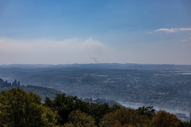 Blick vom Petersberg auf die Rauchwolken zweier Waldbrände Vom Petersberg in Königswinter bei Bonn aus zieht sich der Brandrauch des rund 63 Kilometer entfernten Waldbrands im Hürtgenwald (Kreis Düren, NRW) wie eine Nebelwolke über die Bonner Region. Vom rund 34 Kilometer entfernten Waldbrand bei Langscheid in der Vordereifel (Kreis Mayen-Koblenz, Rheinland-Pfalz) ist dagegen nur die Rauchsäule zu erkennen der dortige Brandrauch erreicht die Bonner Region nicht. Für Bonn und den Rhein-Sieg-Kreis gilt dennoch eine NINA-Gefahreninformation zu Brandrauch und Geruchsbelästigung. Königswinter Petersberg Nordrhein-Westfalen Deutschland *** View from Petersberg of the smoke plumes from two wildfires. From Petersberg in Königswinter ne Copyright: xMarcxJohnx