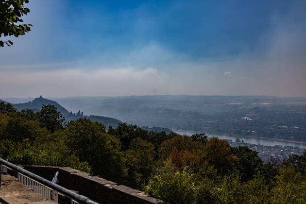 Blick vom Petersberg auf die Rauchwolken zweier Waldbrände Vom Petersberg in Königswinter bei Bonn aus zieht sich der Brandrauch des rund 63 Kilometer entfernten Waldbrands im Hürtgenwald (Kreis Düren, NRW) wie eine Nebelwolke über die Bonner Region. Vom rund 34 Kilometer entfernten Waldbrand bei Langscheid in der Vordereifel (Kreis Mayen-Koblenz, Rheinland-Pfalz) ist dagegen nur die Rauchsäule zu erkennen der dortige Brandrauch erreicht die Bonner Region nicht. Für Bonn und den Rhein-Sieg-Kreis gilt dennoch eine NINA-Gefahreninformation zu Brandrauch und Geruchsbelästigung. Königswinter Petersberg Nordrhein-Westfalen Deutschland *** View from Petersberg of the smoke plumes from two wildfires. From Petersberg in Königswinter ne Copyright: xMarcxJohnx
