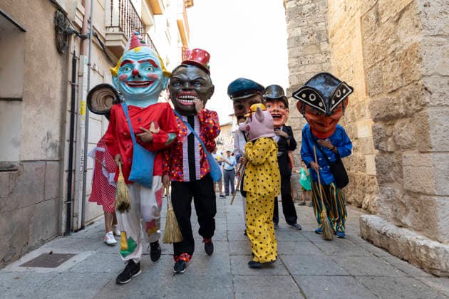 August 14, 2026, PeoÂ±Afiel, Valladolid, USA: CabezudosÃ¢â‚¬Â join a procession marking the official opening of the Fiestas de Nuestra SeoÂ±ora y San Roque in PeoÂ±afiel, Spain on Friday, August 14, 2026. The annual festival, taking place this year on August 14-18, includes traditional processions, bullfighting and and musical events. PeoÂ±Afiel USA  - ZUMAg235 20260814_zap_g235_020 Copyright: xPaulxChristianxGordonx