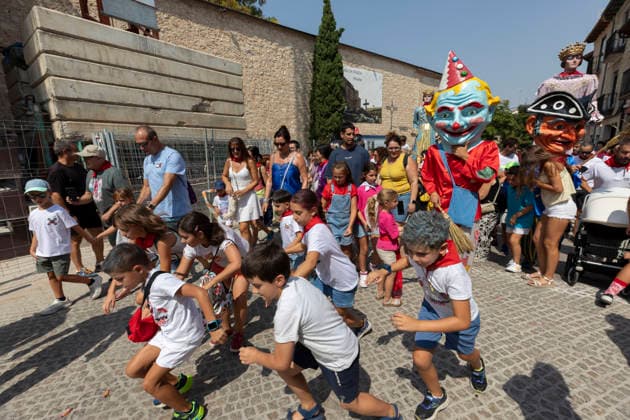 August 14, 2026, PeoÂ±Afiel, Valladolid, USA: A procession Ã¢â‚¬oeDesfile de Gigantes y CabezudosÃ¢â‚¬Â marks the official opening of the Fiestas de Nuestra SeoÂ±ora y San Roque in PeoÂ±afiel, Spain on Friday, August 14, 2026. The Ã¢â‚¬oeGiganteÃ¢â‚¬Â figures represent archetypal kings and queens of Castile. The annual festival, taking place this year on August 14-18, includes traditional processions, bullfighting and and musical events. PeoÂ±Afiel USA  - ZUMAg235 20260814_zap_g235_021 Copyright: xPaulxChristianxGordonx