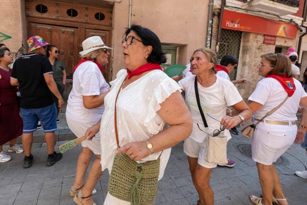August 14, 2026, PeoÂ±Afiel, Valladolid, USA: A group breaks into spontaneous song and dance at the official opening of the Fiestas de Nuestra SeoÂ±ora y San Roque in PeoÂ±afiel, Spain on Friday, August 14, 2026. The annual festival, taking place this year on August 14-18, includes traditional processions, bullfighting and and musical events. PeoÂ±Afiel USA  - ZUMAg235 20260814_zap_g235_022 Copyright: xPaulxChristianxGordonx