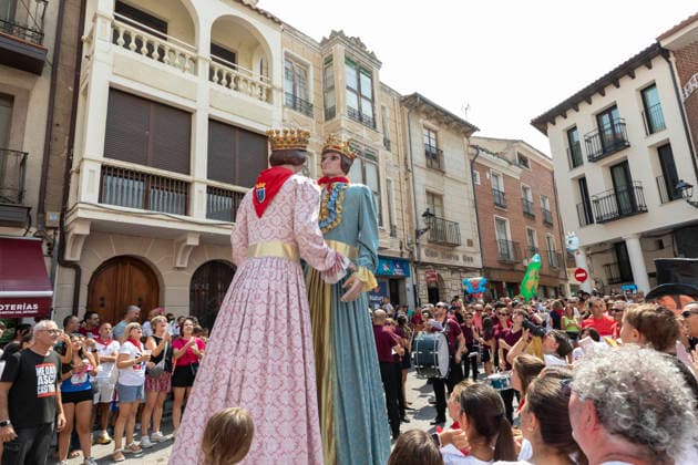 August 14, 2026, PeoÂ±Afiel, Valladolid, USA: The crowd cheers for the Ã¢â‚¬oeGigantesÃ¢â‚¬Â to kiss during the official opening of the Fiestas de Nuestra SeoÂ±ora y San Roque in PeoÂ±afiel, Spain on Friday, August 14, 2026. The Ã¢â‚¬oeGiganteÃ¢â‚¬Â figures represent archetypal kings and queens of Castile. The annual festival, taking place this year on August 14-18, includes traditional processions, bullfighting and and musical events. PeoÂ±Afiel USA  - ZUMAg235 20260814_zap_g235_026 Copyright: xPaulxChristianxGordonx