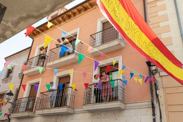 August 14, 2026, PeoÂ±Afiel, Valladolid, USA: Locals watch the procession Ã¢â‚¬oeDesfile de Gigantes y CabezudosÃ¢â‚¬Â marking the official opening of the Fiestas de Nuestra SeoÂ±ora y San Roque in PeoÂ±afiel, Spain on Friday, August 14, 2026. The annual festival, taking place this year on August 14-18, includes traditional processions, bullfighting and and musical events. PeoÂ±Afiel USA  - ZUMAg235 20260814_zap_g235_030 Copyright: xPaulxChristianxGordonx