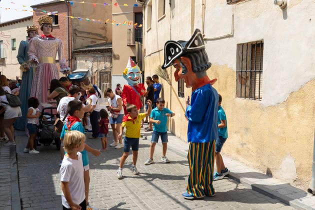 August 14, 2026, PeoÂ±Afiel, Valladolid, USA: A procession Ã¢â‚¬oeDesfile de Gigantes y CabezudosÃ¢â‚¬Â marks the official opening of the Fiestas de Nuestra SeoÂ±ora y San Roque in PeoÂ±afiel, Spain on Friday, August 14, 2026. The Ã¢â‚¬oeGiganteÃ¢â‚¬Â figures represent archetypal kings and queens of Castile. The annual festival, taking place this year on August 14-18, includes traditional processions, bullfighting and and musical events. PeoÂ±Afiel USA - ZUMAg235 20260814_zap_g235_016 Copyright: xPaulxChristianxGordonx