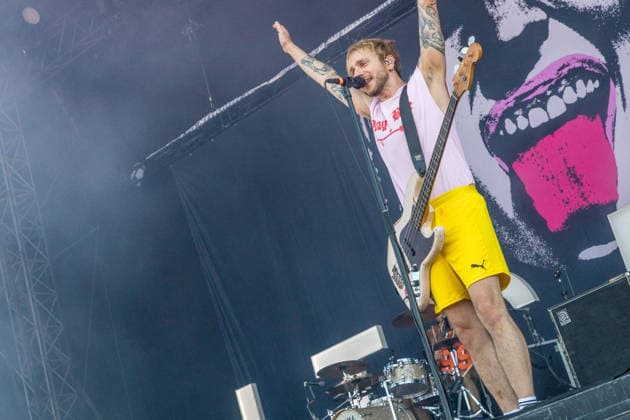 Erster Tag beim Highfield 2026, die Band Itchy eröffnet das Festival am Störmthaler See bei Leipzig. Gesang, Gitarre, E-Bass Sibbi (Sebastian Hafner) Gesang, E-Bass, Gitarre Panzer (Daniel Friedl) Schlagzeug, Gesang Max (Max Zimmer) (seit 2011) Highfield 2026 - Itchy *** Day One at Highfield 2026, the band Itchy kicks off the festival at Störmthaler See near Leipzig Vocals, guitar, electric bass: Sibbi Sebastian Hafner Vocals, electric bass, guitar: Panzer Daniel Friedl Drums, vocals: Max Max Zimmer Since 2011: Highfield 2026 Itchy