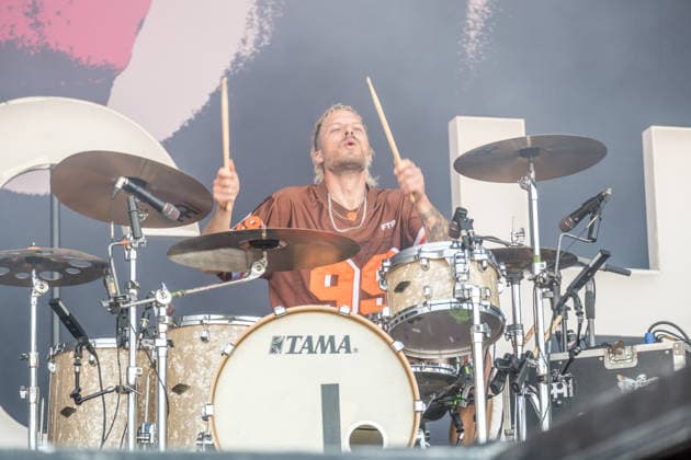 Erster Tag beim Highfield 2026, die Band Itchy eröffnet das Festival am Störmthaler See bei Leipzig. Gesang, Gitarre, E-Bass Sibbi (Sebastian Hafner) Gesang, E-Bass, Gitarre Panzer (Daniel Friedl) Schlagzeug, Gesang Max (Max Zimmer) (seit 2011) Highfield 2026 - Itchy *** Day One at Highfield 2026, the band Itchy kicks off the festival at Störmthaler See near Leipzig Vocals, guitar, electric bass: Sibbi Sebastian Hafner Vocals, electric bass, guitar: Panzer Daniel Friedl Drums, vocals: Max Max Zimmer Since 2011: Highfield 2026 Itchy