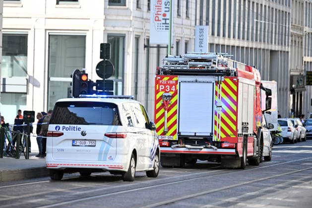 Two explosions in a building due to a gas leak in Brussels BRUSSELS, BELGIUM - AUGUST 14: Emergency response teams, including ambulances, fire engines, and police vehicles, gather at the scene following an explosion in Brussels, Belgium on August 14, 2026. Three people were injured after two explosions occurred due to a gas leak in a building that was being evacuated. Dursun Aydemir Anadolu Brussels Belgium. Editorial use only. Please get in touch for any other usage.  Copyright: x2026xAnadoluxDursunxAydemirx