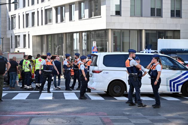 Two explosions in a building due to a gas leak in Brussels BRUSSELS, BELGIUM - AUGUST 14: Emergency response teams, including ambulances, fire engines, and police vehicles, gather at the scene following an explosion in Brussels, Belgium on August 14, 2026. Three people were injured after two explosions occurred due to a gas leak in a building that was being evacuated. Dursun Aydemir Anadolu Brussels Belgium. Editorial use only. Please get in touch for any other usage.  Copyright: x2026xAnadoluxDursunxAydemirx