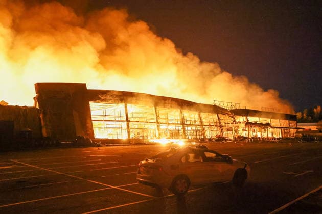 RUSSIA, DONETSK PEOPLE S REPUBLIC - AUGUST 14, 2026: A fire breaks out after a Ukrainian drone strike on the Galaktika Galaxy shopping centre in Yenakiyevo, northeast of Donetsk. Dmitry Yagodkin TASS  96146240