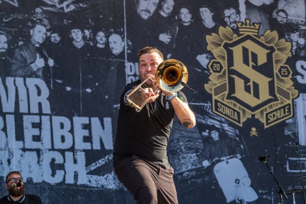 Die deutsche Punkrock Band Sondaschule auf der Mainstage vom Highfield 2026. Gesang Costa Cannabis (Tim Kleinrensing) Gitarre, Gesang Chemokeule (Mirko Klautmann) Bass Matthias Richter (seit 2013) Posaune Chris Altmann (seit 2006) Gitarre Phillip FaF Pfaff (seit 2022) Highfield 2026 tag 1 - sondaschule *** The German punk rock band Sondaschule on the Main Stage at Highfield 2026: Vocals: Costa Cannabis; Tim Kleinrensing: Guitar, Vocals: Chemokeule, Mirko Klautmann; Bass: Matthias Richter (since 2013); Trombone: Chris Altmann (since 2006); Guitar: Phillip FaF Pfaff (since 2022); Highfield 2026, Day 1: Sondaschule
