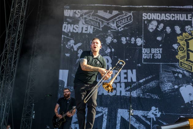 Die deutsche Punkrock Band Sondaschule auf der Mainstage vom Highfield 2026. Gesang Costa Cannabis (Tim Kleinrensing) Gitarre, Gesang Chemokeule (Mirko Klautmann) Bass Matthias Richter (seit 2013) Posaune Chris Altmann (seit 2006) Gitarre Phillip FaF Pfaff (seit 2022) Highfield 2026 Sondaschule *** The German punk rock band Sondaschule on the Main Stage at Highfield 2026: Vocals: Costa Cannabis; Tim Kleinrensing: Guitar, Vocals: Chemokeule, Mirko Klautmann; Bass: Matthias Richter (since 2013); Trombone: Chris Altmann (since 2006); Guitar: Phillip FaF Pfaff (since 2022); Highfield 2026; Sondaschule