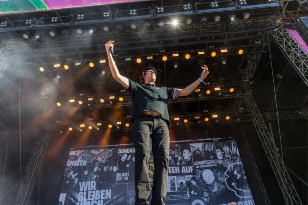 Die deutsche Punkrock Band Sondaschule auf der Mainstage vom Highfield 2026. Gesang Costa Cannabis (Tim Kleinrensing) Gitarre, Gesang Chemokeule (Mirko Klautmann) Bass Matthias Richter (seit 2013) Posaune Chris Altmann (seit 2006) Gitarre Phillip FaF Pfaff (seit 2022) Highfield 2026 Sondaschule *** The German punk rock band Sondaschule on the Main Stage at Highfield 2026: Vocals: Costa Cannabis; Tim Kleinrensing: Guitar, Vocals: Chemokeule, Mirko Klautmann; Bass: Matthias Richter (since 2013); Trombone: Chris Altmann (since 2006); Guitar: Phillip FaF Pfaff (since 2022); Highfield 2026; Sondaschule