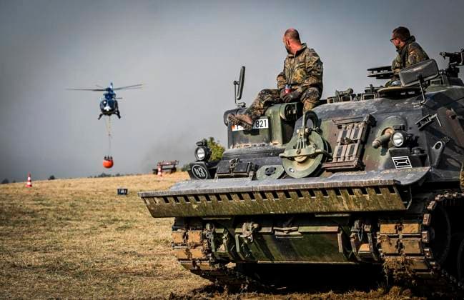 Waldbrände im Kreis Düren in der Eifel Hürtgenwald ** NUR FÜR REDAKTIONELLE ZWECKE ** EDITORIAL USE ONLY **<p>Ein Bergepanzer der Bundeswehr im Einsatz und Hubschrauber im Löscheinsatz am Freitag, dem 14 08 2026 Waldbrände im Kreis Düren in der Eifel Hürtgenwald Deutschland NRW Essen Copyright: KerstinxKokoska *** Forest fires in the Düren district in the Eifel region, Hürtgenwald ** FOR EDITORIAL USE ONLY ** EDITORIAL USE ONLY ** p A Bundeswehr recovery tank in action and helicopters fighting the fire on Friday, August 14, 2026. Forest fires in the Düren district in the Eifel region, Hürtgenwald, Germany, North Rhine-Westphalia (NRW), Essen. Copyright KerstinxKokoska Copyright: KerstinxKokoska doc875pp0qir9k1lzk68l9y ,EDITORIAL USE ONLY