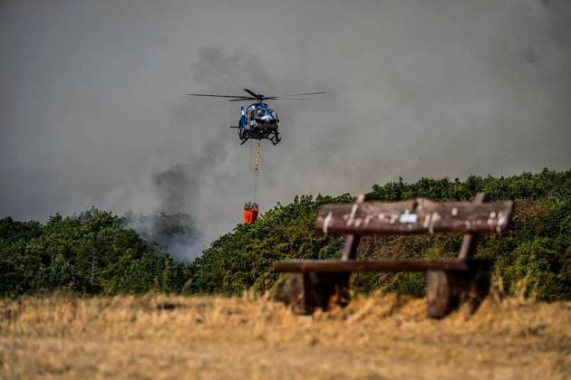 Waldbrände im Kreis Düren in der Eifel Hürtgenwald ** NUR FÜR REDAKTIONELLE ZWECKE ** EDITORIAL USE ONLY **<p>Hubschrauber im Dauereinsatz, beladen ihre Wassertanks in Großhau auf einem Feld , im Hintergrund Rauch vom Waldbrand , am Freitag, dem 14 08 2026 Waldbrände im Kreis Düren in der Eifel Hürtgenwald Deutschland NRW Essen Copyright: KerstinxKokoska *** Forest fires in the Düren district in the Eifel region, Hürtgenwald ** FOR EDITORIAL PURPOSES ONLY ** EDITORIAL USE ONLY ** Helicopters in continuous operation are filling their water tanks in a field in Großhau, with smoke from the forest fire visible in the background, on Friday, August 14, 2026. Forest fires in the Düren district in the Eifel region, Hürtgenwald, Ger Copyright: KerstinxKokoska doc875pquihwdfdxl7ll96 ,EDITORIAL USE ONLY
