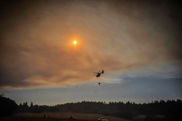 Waldbrände im Kreis Düren in der Eifel Hürtgenwald ** NUR FÜR REDAKTIONELLE ZWECKE ** EDITORIAL USE ONLY **<p>Hubschrauber im Dauereinsatz, beladen ihre Wassertanks in Großhau auf einem Feld , im Hintergrund Rauch vom Waldbrand , am Freitag, dem 14 08 2026 Waldbrände im Kreis Düren in der Eifel Hürtgenwald Deutschland NRW Essen Copyright: KerstinxKokoska *** Forest fires in the Düren district in the Eifel region, Hürtgenwald ** FOR EDITORIAL USE ONLY ** ** EDITORIAL USE ONLY ** Helicopters in continuous operation are filling their water tanks in a field in Großhau, with smoke from the forest fire visible in the background, on Friday, August 14, 2026. Forest fires in the Düren district in the Eifel region, Hürtgenwald, Germa Copyright: KerstinxKokoska doc875psq4wmgm1jb9hxoy8 ,EDITORIAL USE ONLY