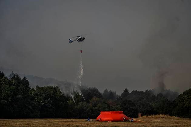 Waldbrände im Kreis Düren in der Eifel Hürtgenwald ** NUR FÜR REDAKTIONELLE ZWECKE ** EDITORIAL USE ONLY **<p>Hubschrauber im Dauereinsatz, beladen ihre Wassertanks in Großhau auf einem Feld , im Hintergrund Rauch vom Waldbrand , am Freitag, dem 14 08 2026 Waldbrände im Kreis Düren in der Eifel Hürtgenwald Deutschland NRW Essen Copyright: KerstinxKokoska *** Forest fires in the Düren district in the Eifel region, Hürtgenwald ** FOR EDITORIAL USE ONLY ** ** EDITORIAL USE ONLY ** Helicopters in continuous operation are filling their water tanks in a field in Großhau, with smoke from the forest fire visible in the background, on Friday, August 14, 2026. Forest fires in the Düren district in the Eifel region, Hürtgenwald, Germa Copyright: KerstinxKokoska doc875prryhvp2fgmjpl9y ,EDITORIAL USE ONLY